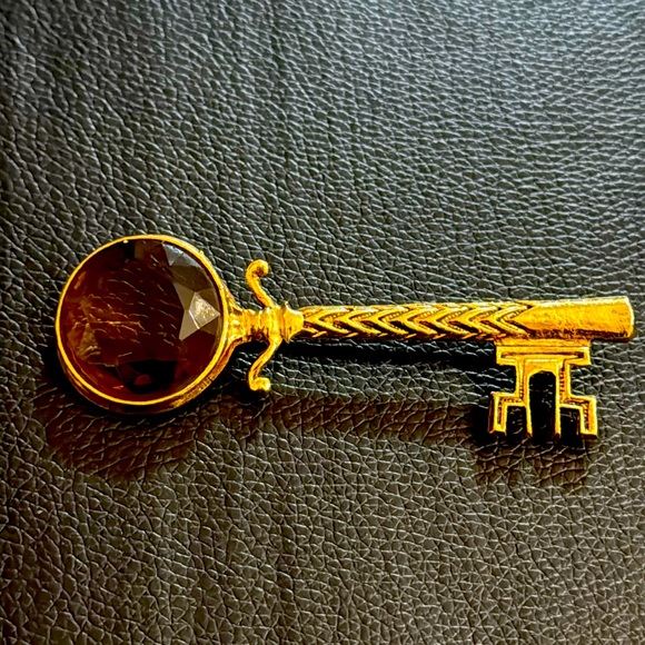 Jewelry - Gold and Amber Crystal Key Brooch